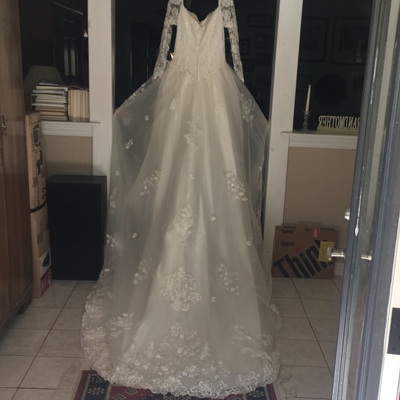 Sweetheart Ivory Ballgown Wedding Dress Size 12. Gently used. - Picture 3 of 16